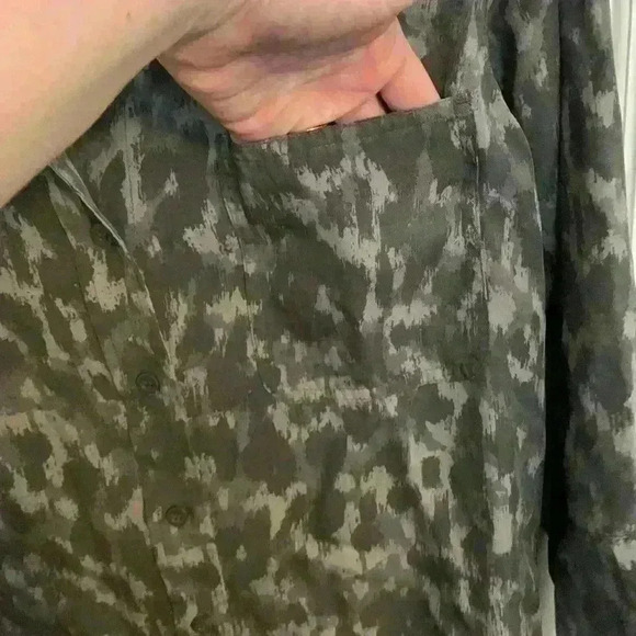 Cloth & Stone Button down Shirt Grey Animal Print Abstract Womens Size Medium - Picture 4 of 8